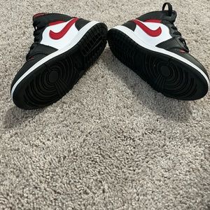 Jordan 1 MID Black/Fire Red-White